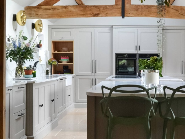 A cashmere Shaker kitchen with Slim shaker kitchen doors