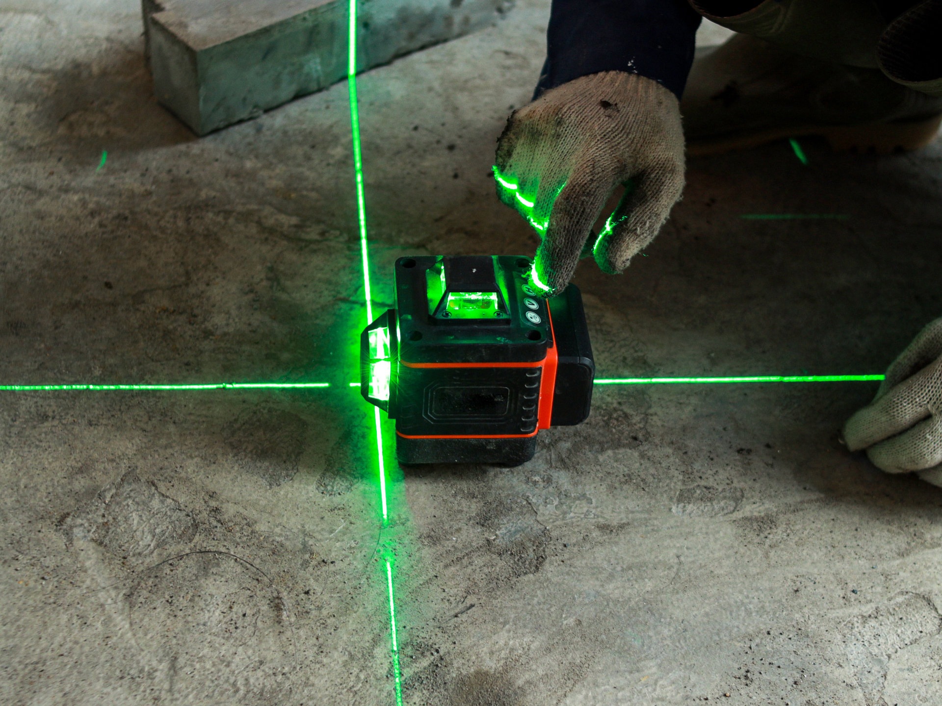 Laser measuring device