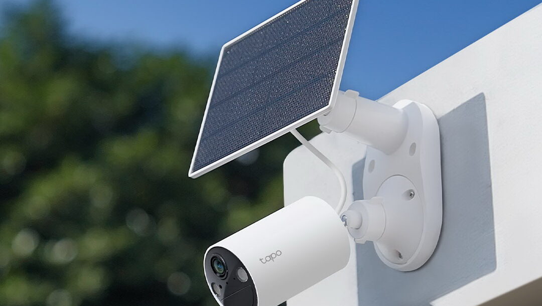 Close up shot of the Tapo C410 kit solar camera, with the panel and camera mounted on the same bracket.