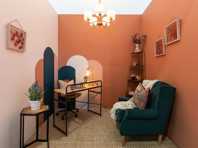 Yvette Erskin-Erdtsieck's playful home office space wit orange and green curved paint feature